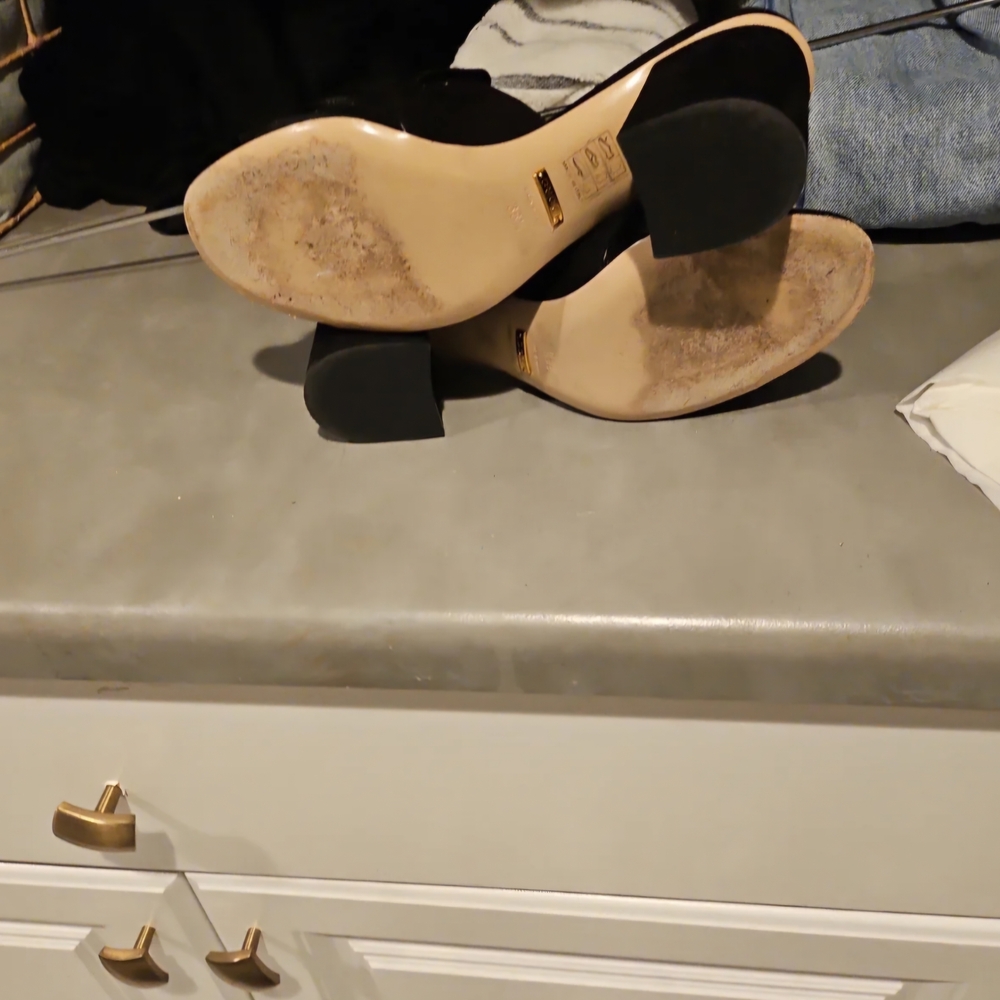 Gucci Black and Gold Mules with Luxurious Emblem - Picture 5 of 15